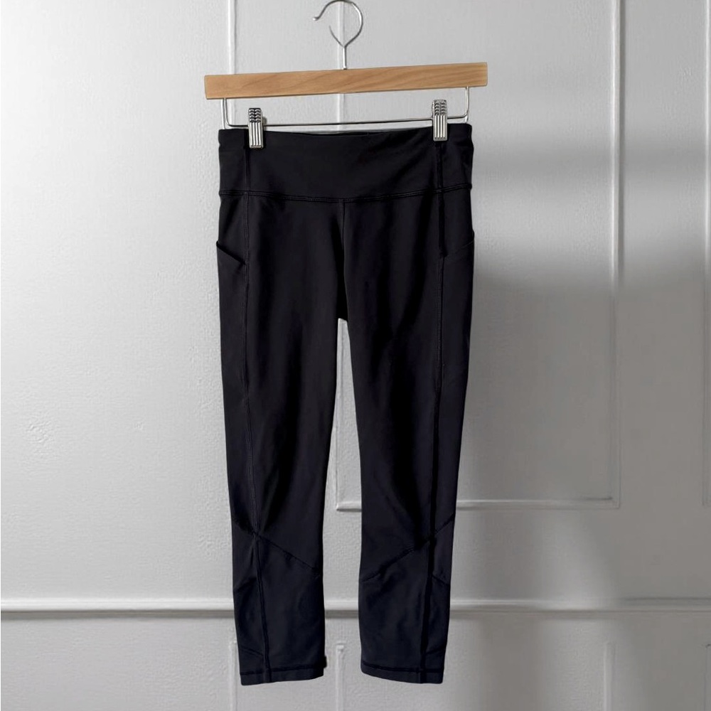 Women’s Lululemon Cropped Navy Blue Leggings! Size 4! - Picture 2 of 9